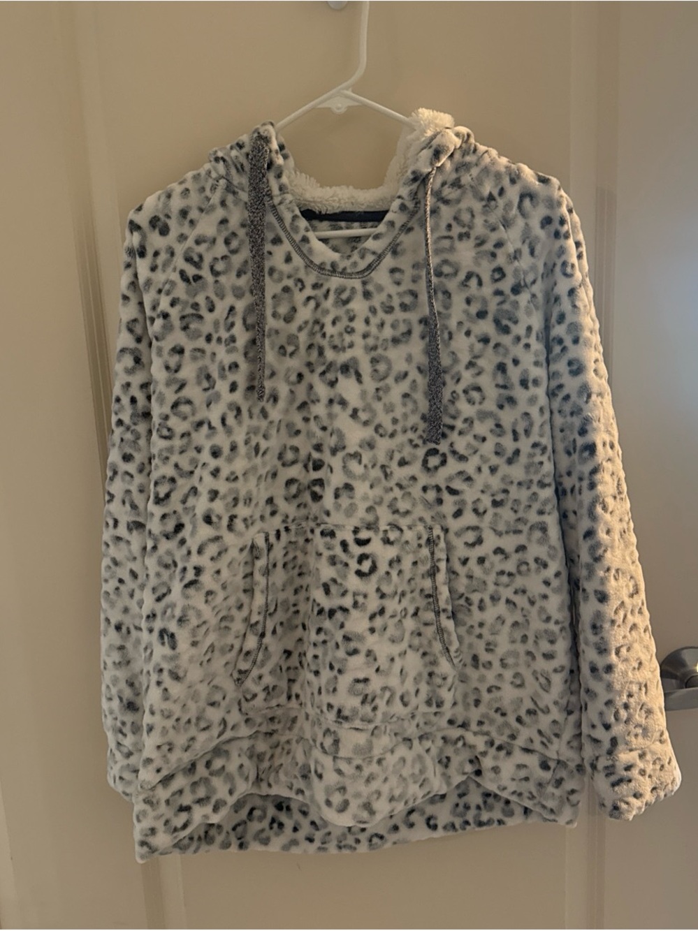 Cozy Plush Hooded Pullover Hoodie - Grey Leopard